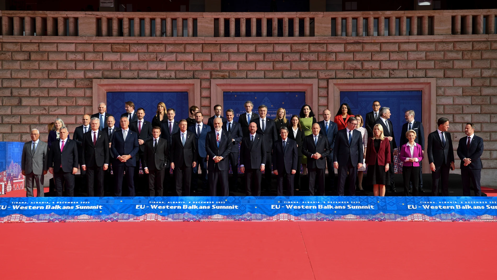 Foto de familia de los Veintisiete y de los seis países de los Balcanes Occidentales tras la Cumbre de Tirana del martes