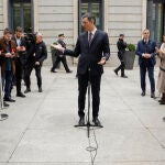 El presidente del Gobierno, Pedro Sánchez se dirige a los medios de comunicación en el acto institucional del Día de la Constitución