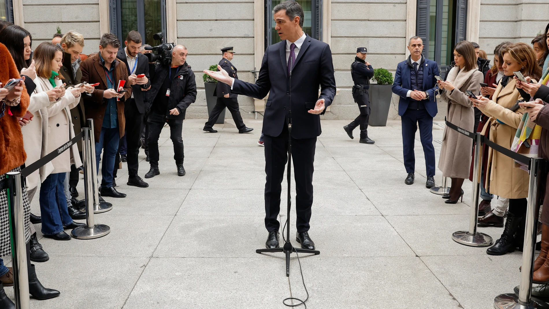 El presidente del Gobierno, Pedro Sánchez se dirige a los medios de comunicación en el acto institucional del Día de la Constitución