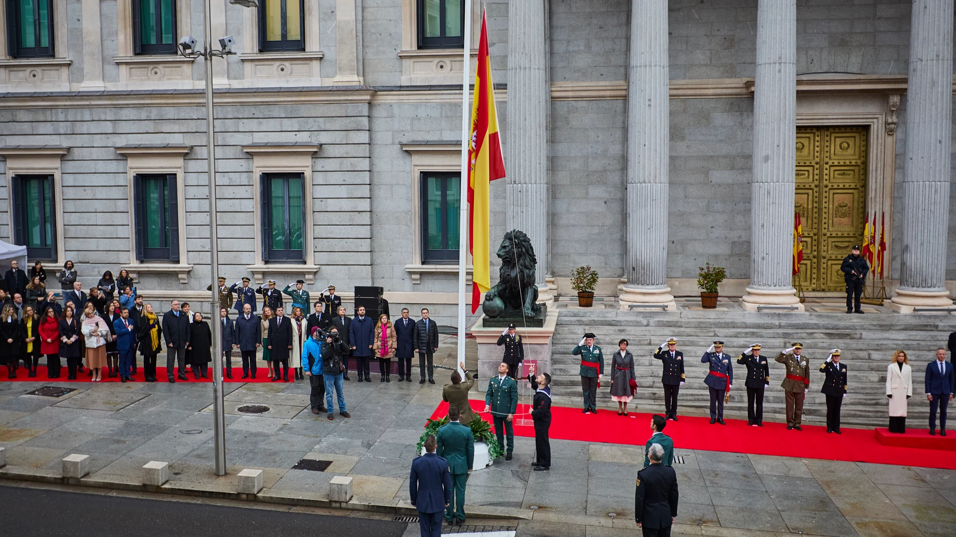 Acto Institucional del izado de bandera junto con autoridades militares y políticas a las puertas del Congreso de los Diputados durante la Conmemoración del aniversario de la Constitución este martes en Madrid.