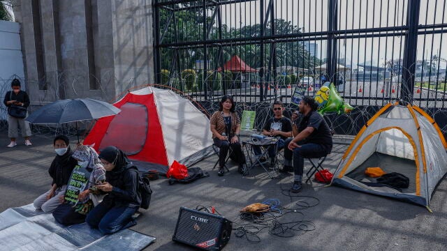 Manifestantes protestan en frente del Parlamento en Yakarta mientras se vota la reforma del Códdigo Penal