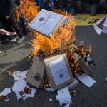 Los CDR queman réplicas de la Constitución española en una concentración contra la reforma del Código Penal
