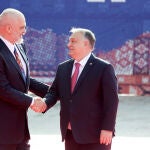 El primer ministro húngaro, Viktor Orban, saluda hoy en Tirana a su homólogo albanés, Edi Rama