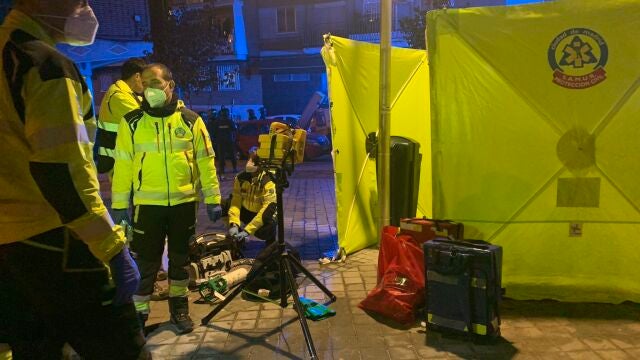 Fotografía cedida por Emergencias Madrid que muestra a paramédicos mientras atienden a los heridos por arma de fuego en el barrio de Villaverde de Madrid