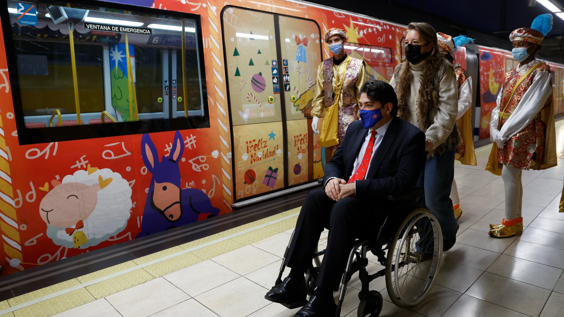 El consejero de Transportes e infraestructuras de la Comunidad de Madrid, David Pérez, durante la visita a los nuevos trenes acompañado de los pajes de la Navidad