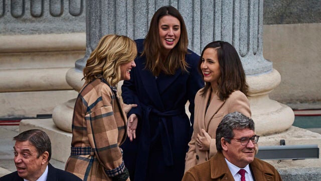 La ministra de Igualdad Irene Montero durante el acto Institucional del izado de bandera junto con autoridades militares y políticas a las puertas del Congreso de los Diputados durante la Conmemoración del aniversario de la Constitución
