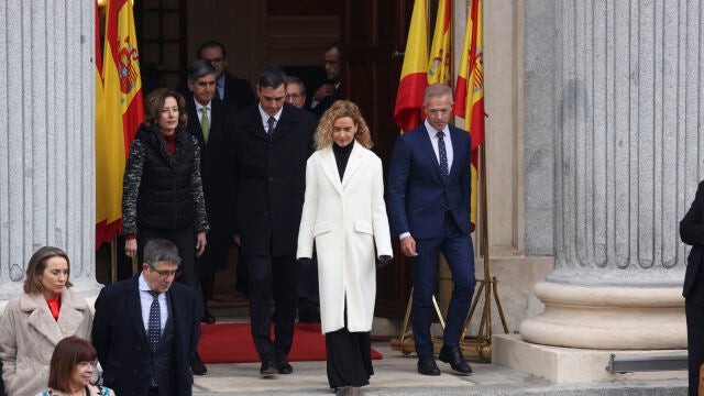 La presidenta del Congreso, Meritxell Batet (c) junto al presidente del Gobierno, Pedro Sánchez (c-i) y el presidente del Senado, Ander Gil (c-d).
