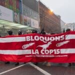Varios manifestantes por las calles de Montreal durante la cumbre de la COP15