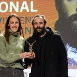 La concejal de Cultura de Aguilar de Campoo, Sandra Ibáñez, junto a Vicent Macaigne