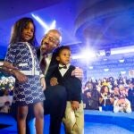 El candidato demócrata de Georgia en el Senado, Raphael Warnock con sus hijos tras la victoria