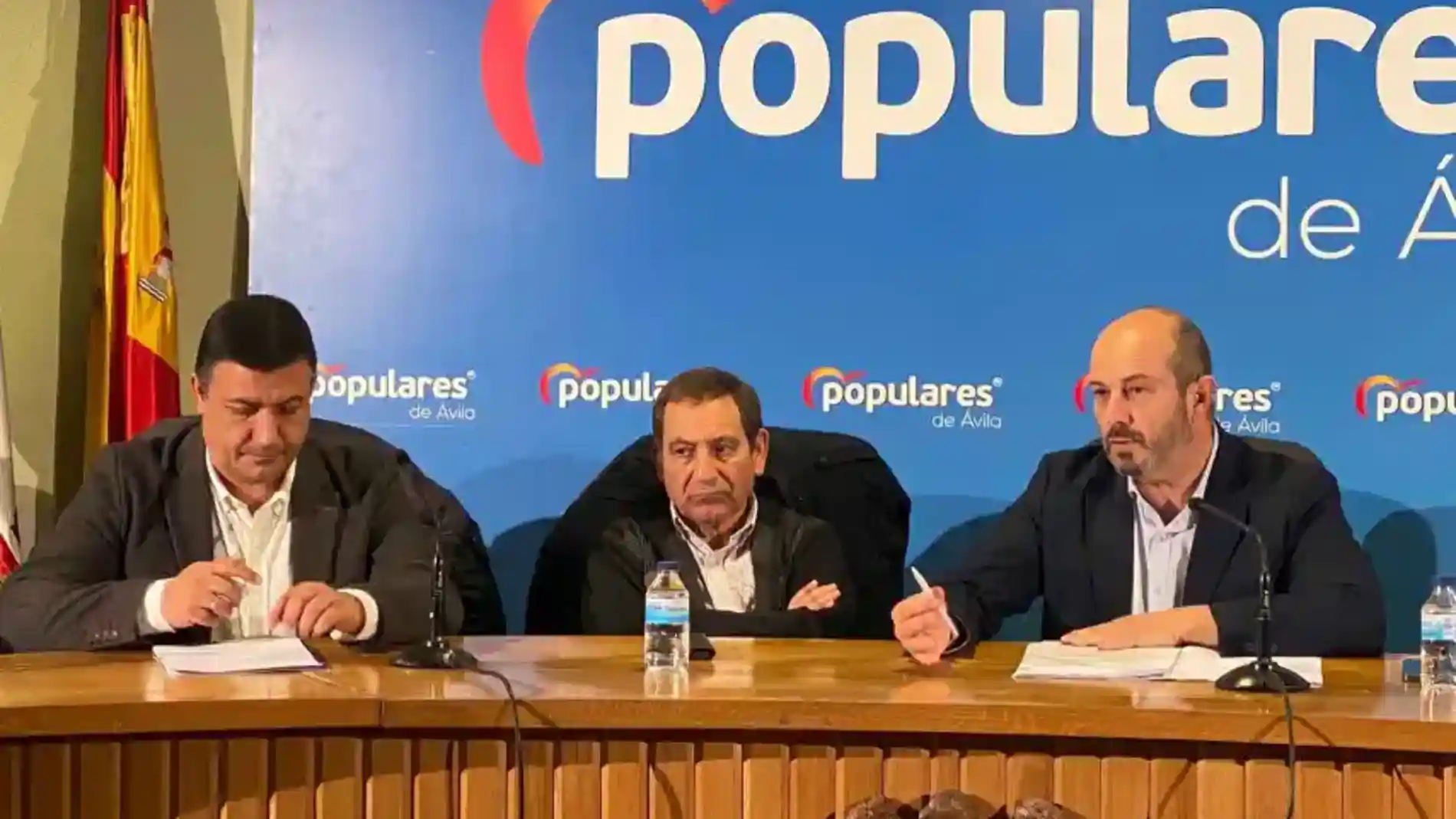 Pedro Rollán en la sede del PP de Ávila junto a Carlos García