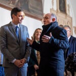El presidente del Gobierno, Pedro Sánchez (c), acompañado por la presidenta del gobierno de La Rioja, Concha Andreu (i) y otras autoridades, visita este miércoles el monasterio de Yuso en San Millán de la Acogolla (La Rioja)