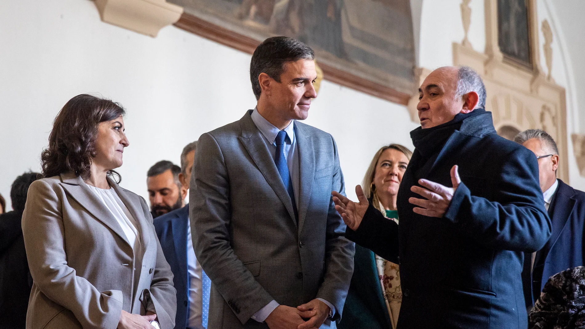 El presidente del Gobierno, Pedro Sánchez (c), acompañado por la presidenta del gobierno de La Rioja, Concha Andreu (i) y otras autoridades, visita este miércoles el monasterio de Yuso en San Millán de la Acogolla (La Rioja)