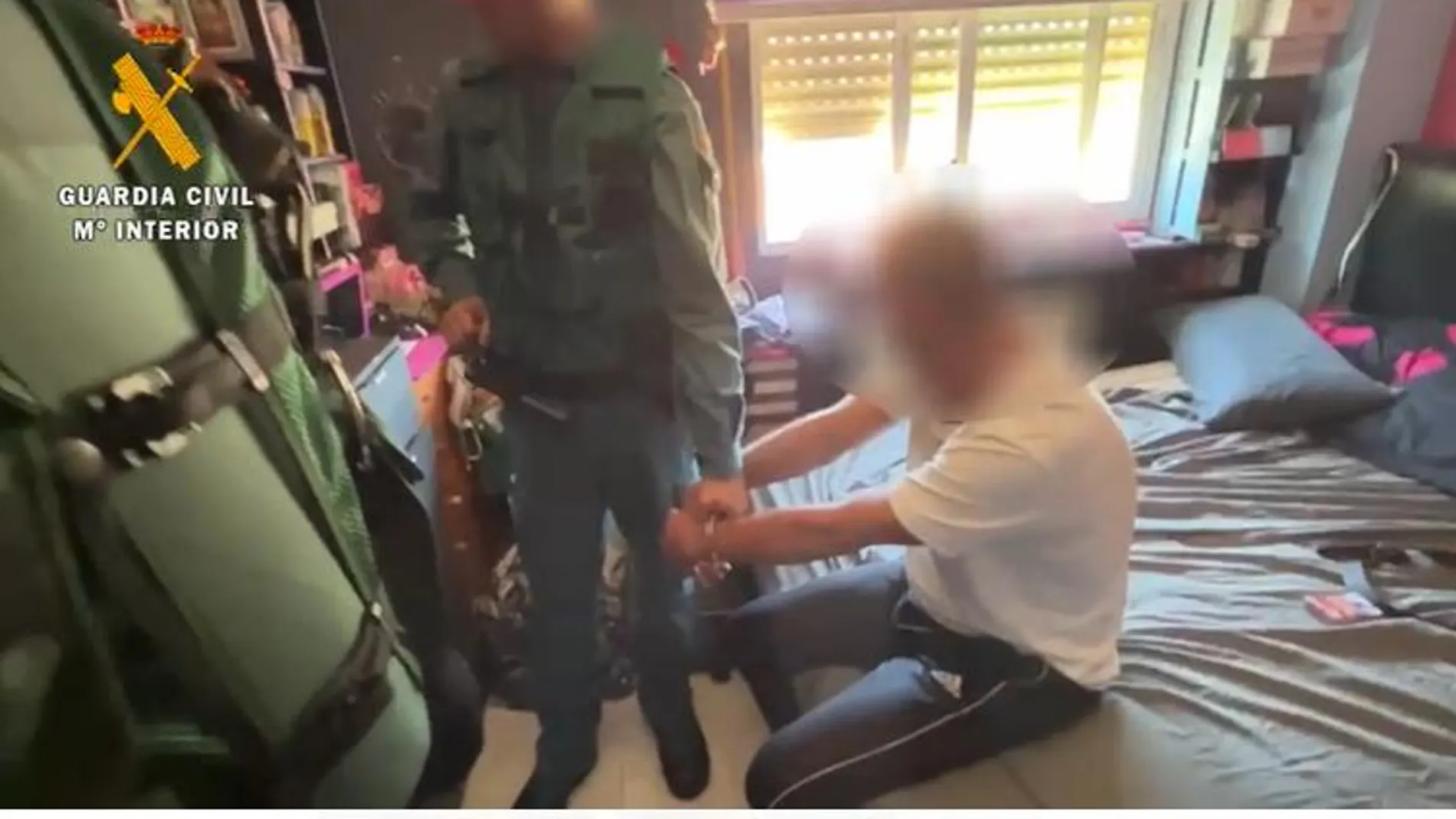 Captura del momento en el que el francotirador es detenido por la Guardia Civil