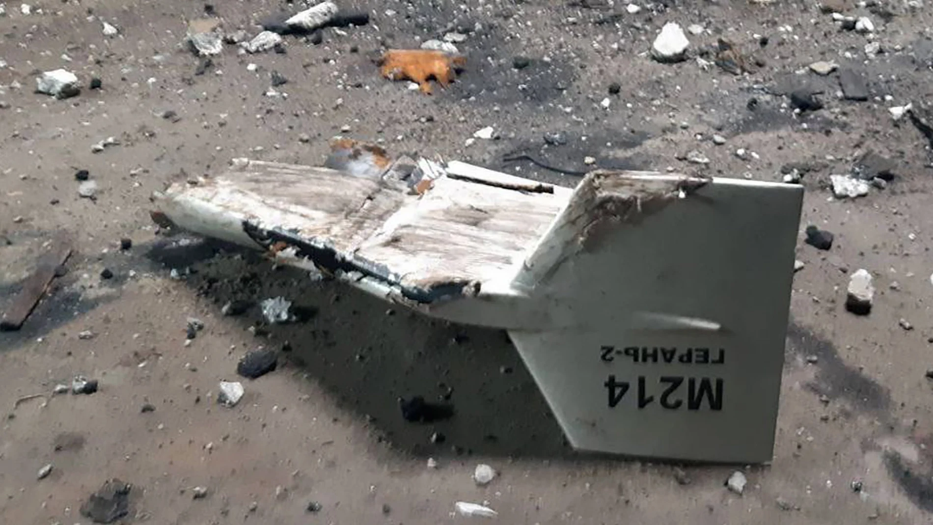 Los restos de lo que Kyiv ha descrito como un avión no tripulado Shahed iraní derribado cerca de Kupiansk, Ucrania