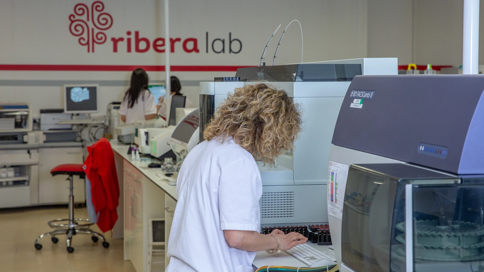 Profesionales del grupo Ribera en su laboratorio central