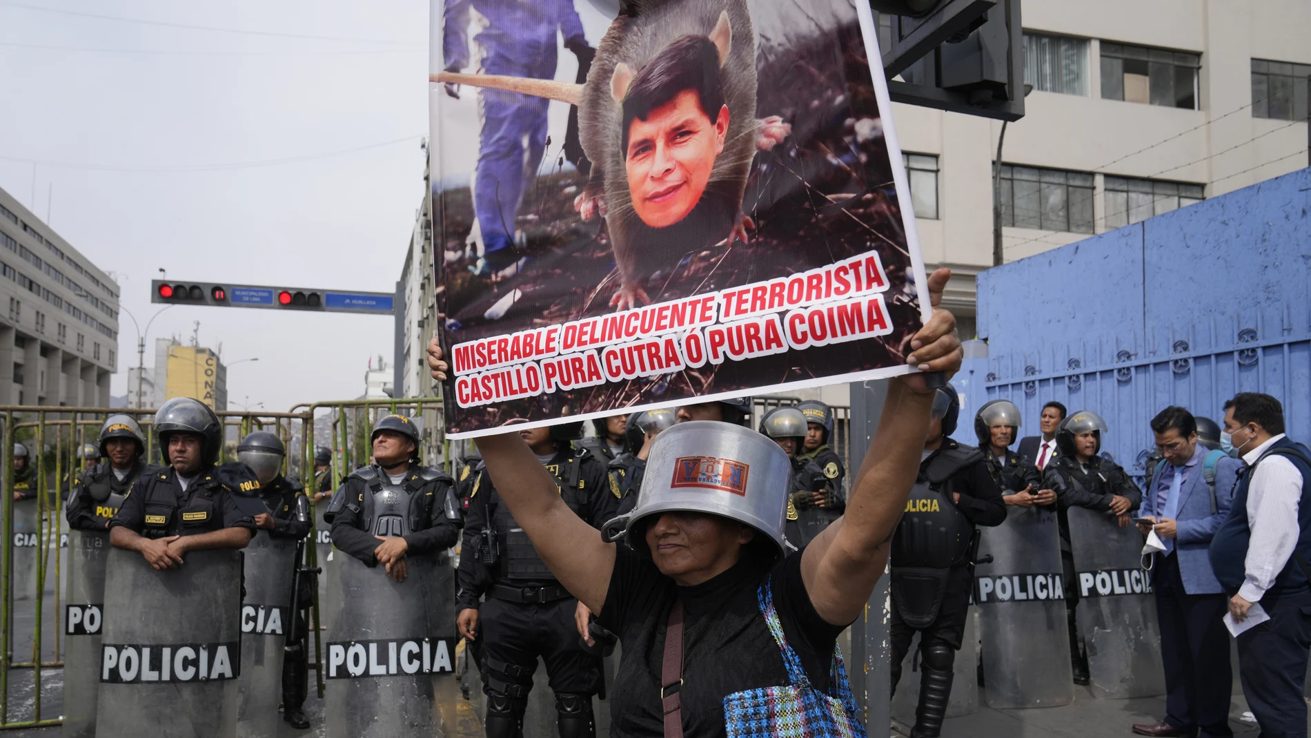 Manifestación contra el ex presidente Pedro Castillo ante el Congreso de Perú