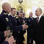 El presidente ruso, Vladimir Putin, durante la ceremonia de la entrega de las estrellas de oro a los héroes de Rusia este jueves 8 de diciembre en el Kremlin