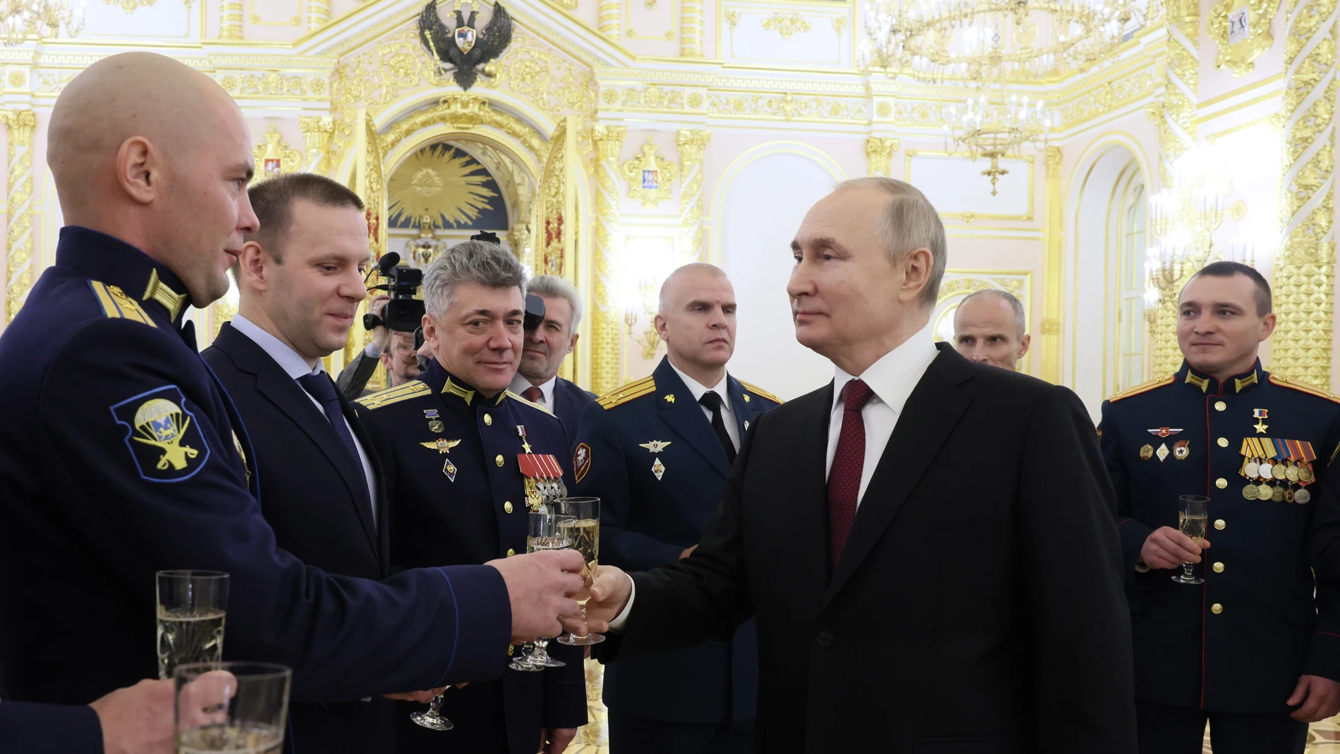 El presidente ruso, Vladimir Putin, durante la ceremonia de la entrega de las estrellas de oro a los héroes de Rusia este jueves 8 de diciembre en el Kremlin