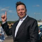 El magnate Elon Musk en el sitio de construcción de la Giga Fábrica Tesla, en Gruenheide (Alemania) en 2020. EFE/ Alexander Becher ARCHIVO