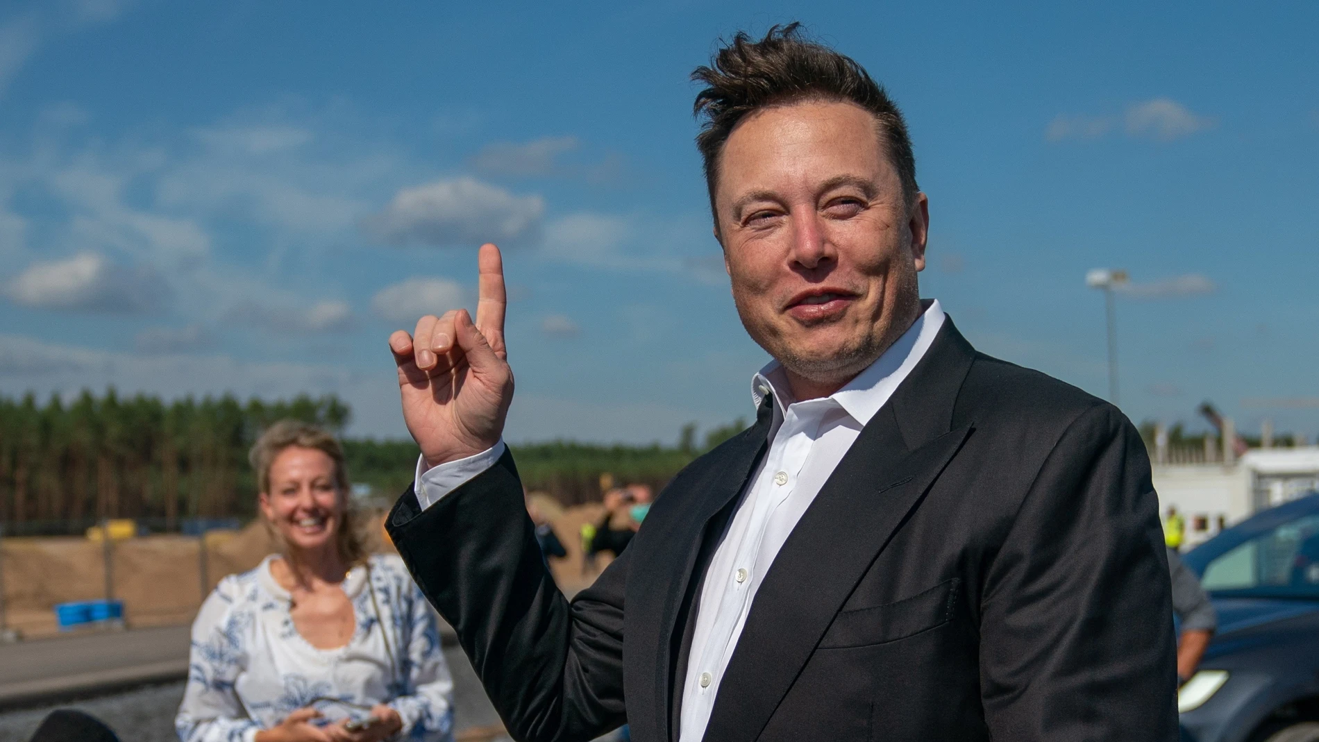 El magnate Elon Musk en el sitio de construcción de la Giga Fábrica Tesla, en Gruenheide (Alemania) en 2020. EFE/ Alexander Becher ARCHIVO