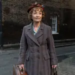 Leslie Manville en "El viaje a París de la señora Harris", en el que da vida a una viuda y limpiadora del Londres de posguerra