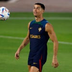 DOHA (QATAR), 08/12/2022.- El delantero Cristiano Ronaldo durante el entrenamiento de Portugal, este jueves en Al Shahaniya, para preparar el partido de cuartos de final del Mundial Qatar 2022 que les enfrenta a Marruecos. EFE/ Alberto Estévez