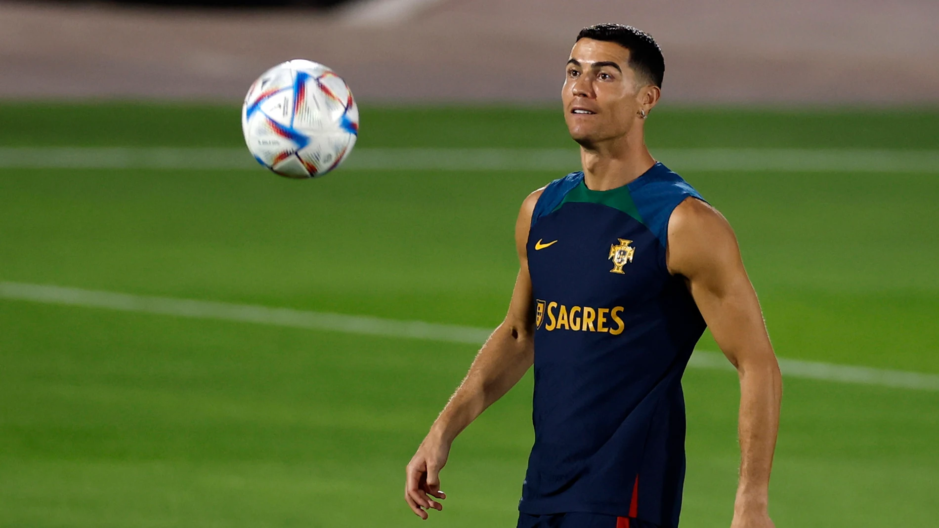 DOHA (QATAR), 08/12/2022.- El delantero Cristiano Ronaldo durante el entrenamiento de Portugal, este jueves en Al Shahaniya, para preparar el partido de cuartos de final del Mundial Qatar 2022 que les enfrenta a Marruecos. EFE/ Alberto Estévez