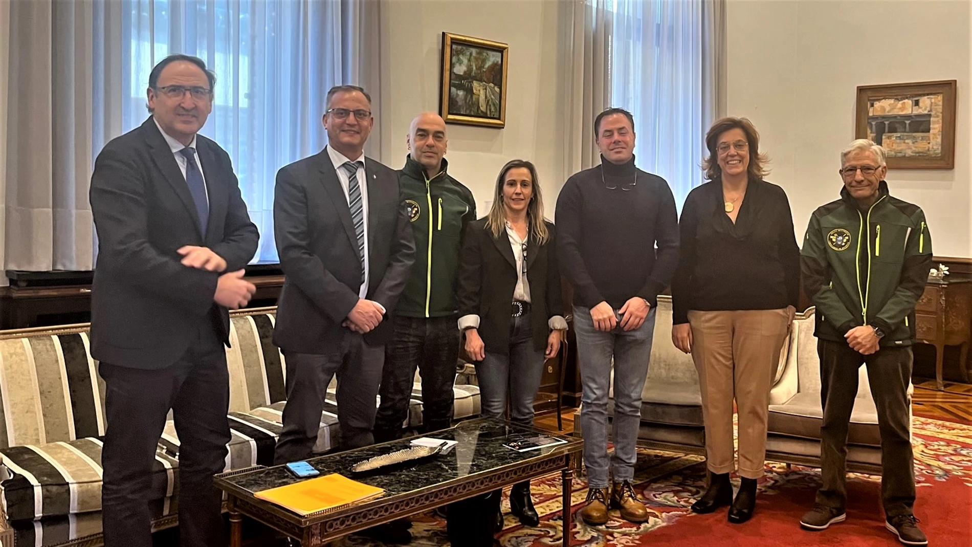 Reunión de Ángeles Armisén con representantes de la organización de la quedada y Aspace