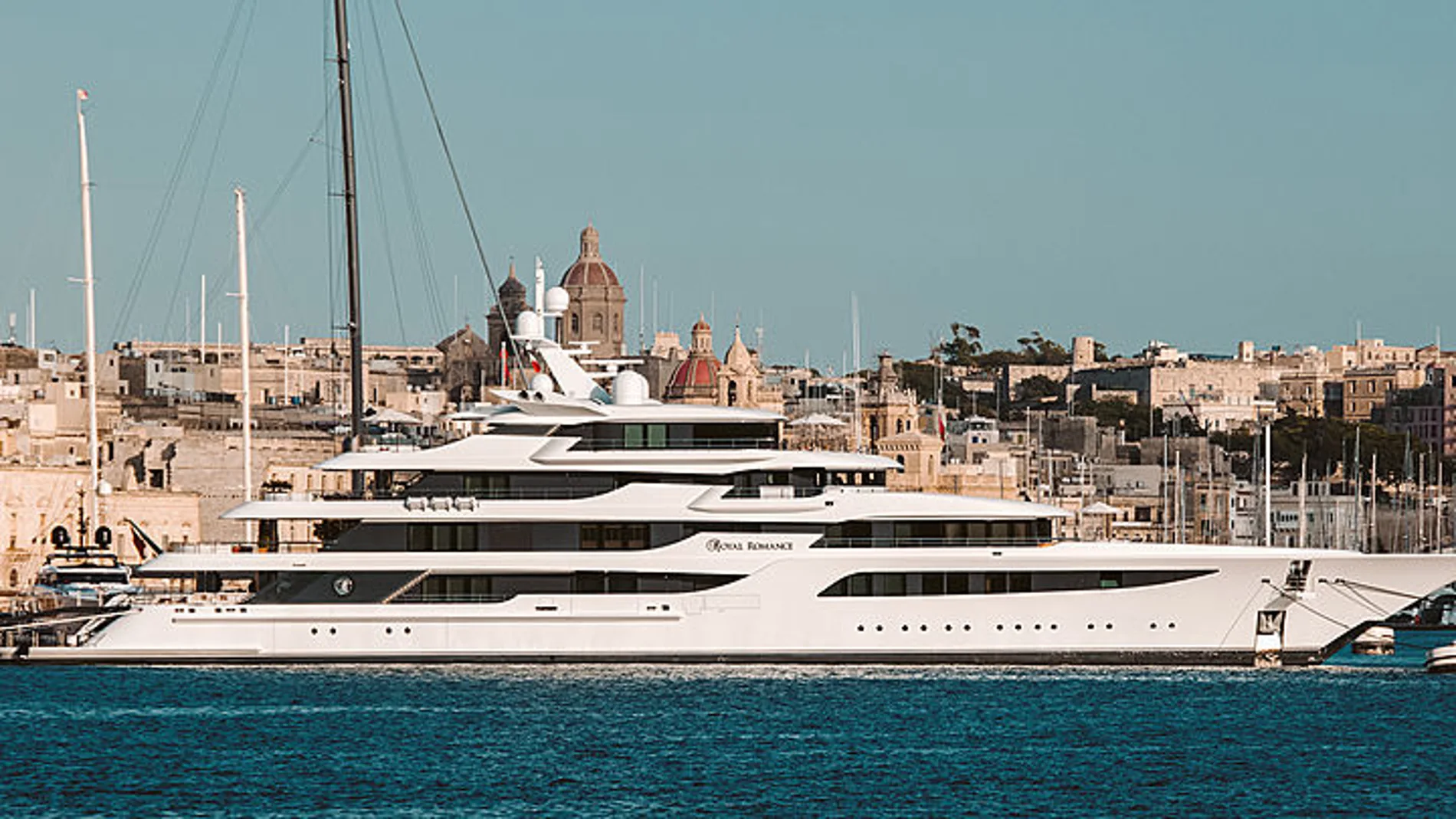El yate "Royal Romance", valorado en 190 millones de euros, tiene 2,5 metros de eslora