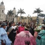 Al fondo con camisa blanca la nueva presidenta de Perú, Dina Boluarte, participa en una procesión de la Virgen de la Inmaculada Concepción de la ciudad de Puno este jueves en Lima
