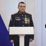El presidente ruso, Vladimir Putin, aplaude al gerenal Alexander Zavadsky