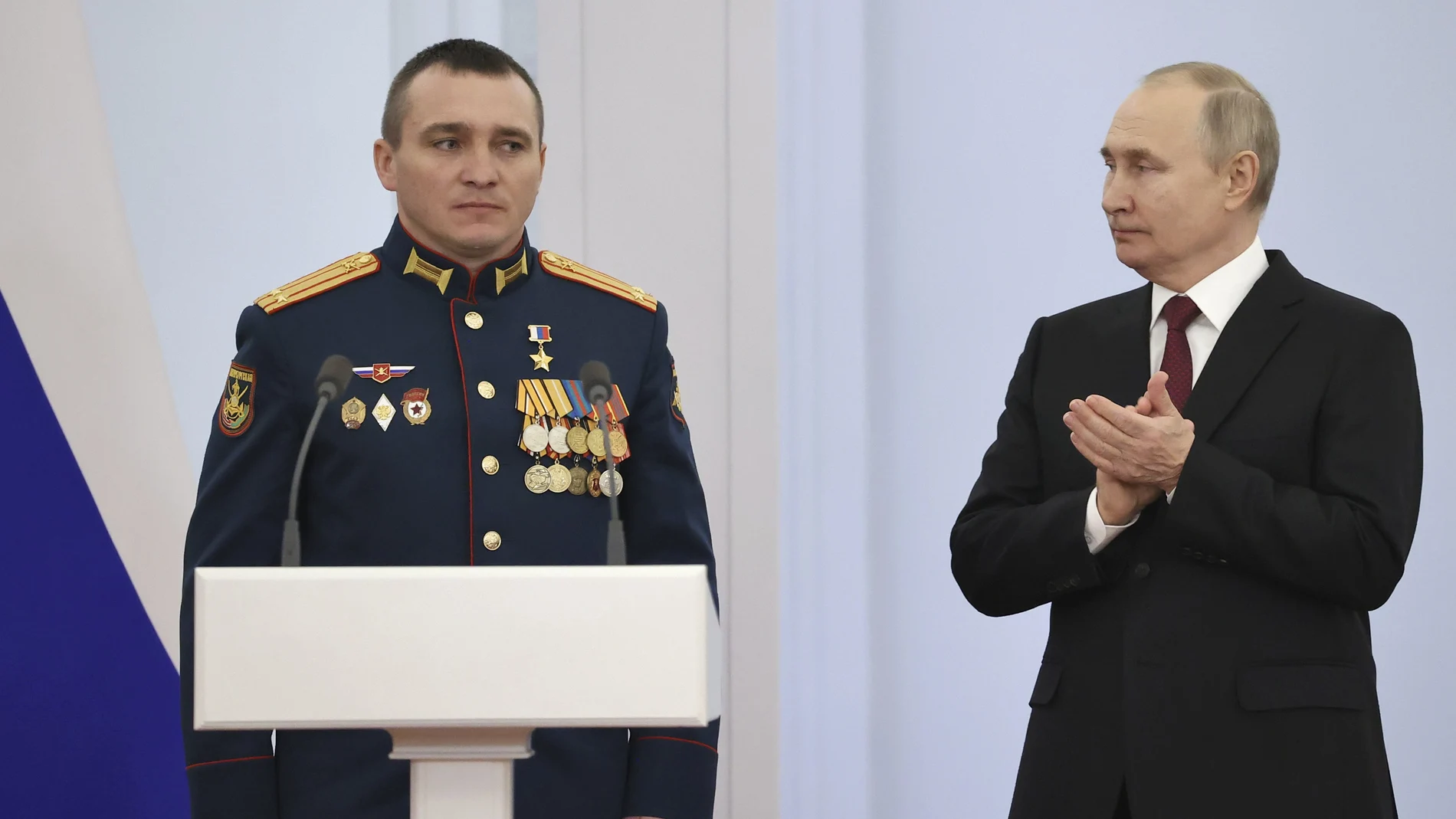 El presidente ruso, Vladimir Putin, aplaude al gerenal Alexander Zavadsky