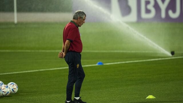 Fernando Santos, pensativo en el último entrenamiento de Portugal