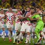 Dominik Livakovic, portero de Croacia, es abrazado por sus compañeros tras derrota a Brasil en los cuartos de final del Mundial