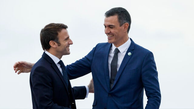 El presidente del Gobierno, Pedro Sánchez, recibe al presidente de la República Francesa, Emmanuel Macron, al inicio de la novena edición de la Cumbre Euromediterránea de jefes de gobierno y Estado de los nueve países de la ribera sur comunitaria celebrada en Alicante