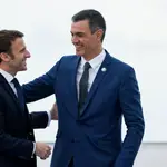 El presidente del Gobierno, Pedro Sánchez, recibe al presidente de la República Francesa, Emmanuel Macron, al inicio de la novena edición de la Cumbre Euromediterránea de jefes de gobierno y Estado de los nueve países de la ribera sur comunitaria celebrada en Alicante