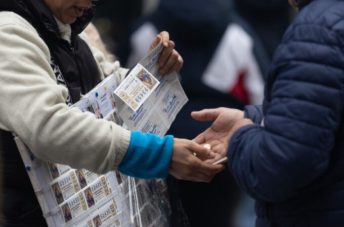 Una persona compra Lotería de Navidad, a 9 de diciembre de 2022, en Madrid