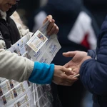 Una persona compra Lotería de Navidad, a 9 de diciembre de 2022, en Madrid