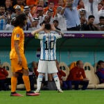 Lionel Messi celebra el gol que marcó a Países Bajos imitando a Topo Gigio, como hacía Riquelme, "enemigo" de Van Gaal