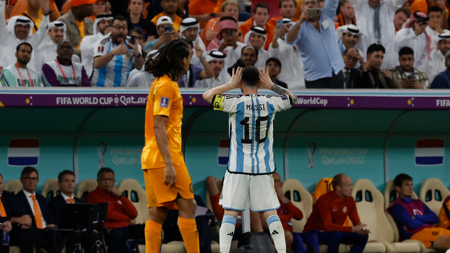 Lionel Messi celebra el gol que marcó a Países Bajos imitando a Topo Gigio, como hacía Riquelme, "enemigo" de Van Gaal