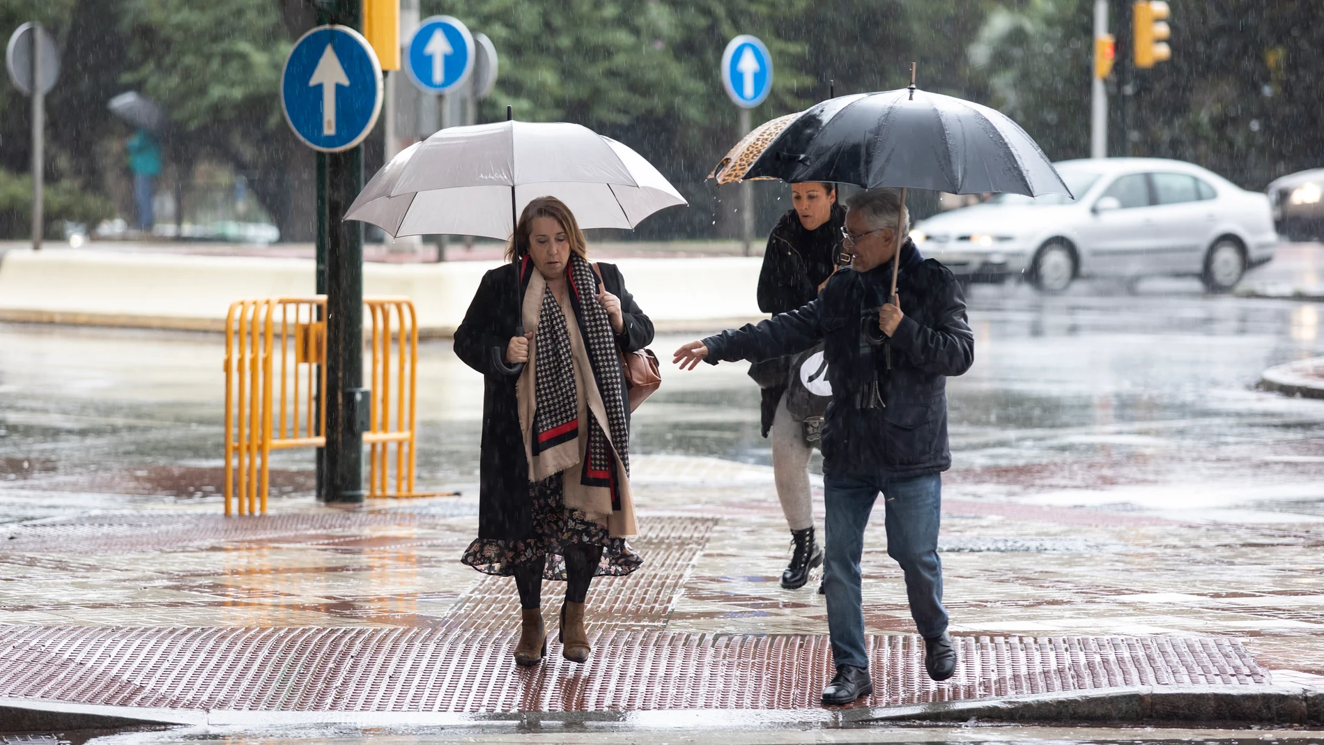 Varias personas cruzando con dificultad un paso de peatones