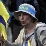 Una mujer apoya a Ucrania en una manifestación en Bulgaria