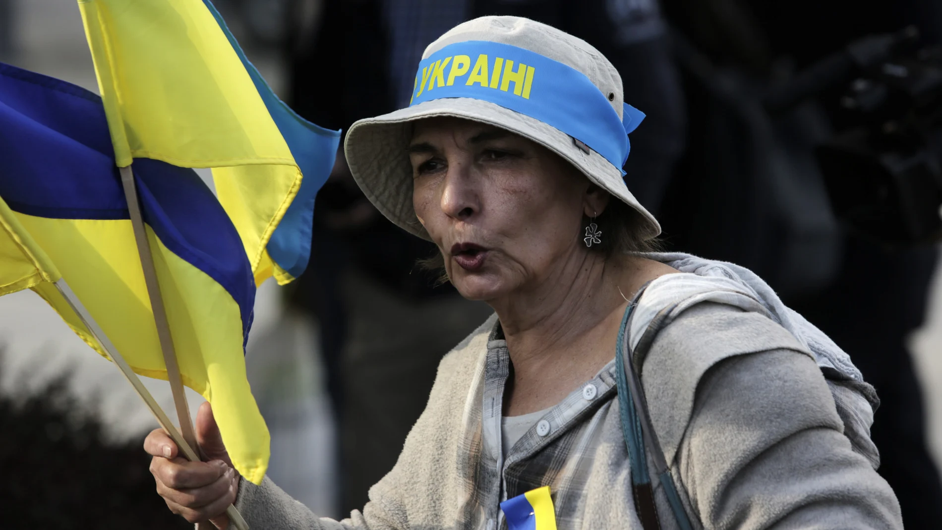 Una mujer apoya a Ucrania en una manifestación en Bulgaria