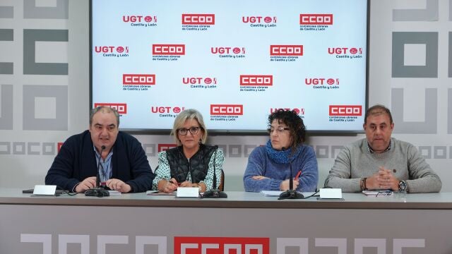 La secretaria general de CCOO del Hábitat de CyL, Lourdes Herreros; el secretario de Acción Sindical y Salud Laboral CCOO del Hábitat CyL, Óscar Ferrero; la secretaria de Sociosanitario y Atención a la Dependencia de UGT SP CyL, Pilar Gutiérrez, y el secretario general de UGT SP CyL, Tomás Pérez, exponen el acuerdo en el convenio de ayuda a domicilio