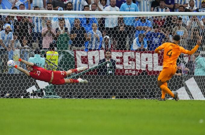 Dibu Martínez para el penalti a Van Dijk, el primero de la tanta entre Argentina y Países Bajos