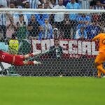 Dibu Martínez para el penalti a Van Dijk, el primero de la tanta entre Argentina y Países Bajos