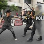 Un seguidor de Pedro Castillo se enfrenta a un policía en Lima