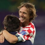 Luka Modric se abraza a su seleccionador Zlatko Dalic