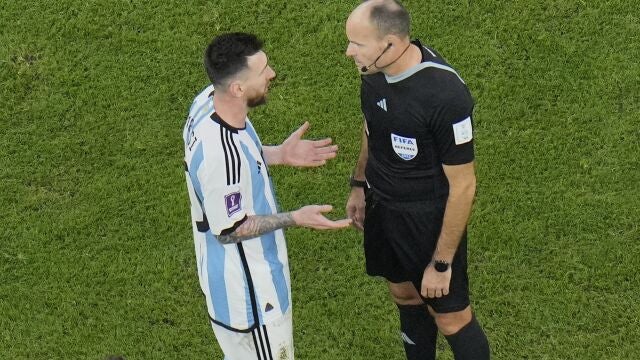 Lionel Messi discute con Mateu Lahoz durante el Mundial